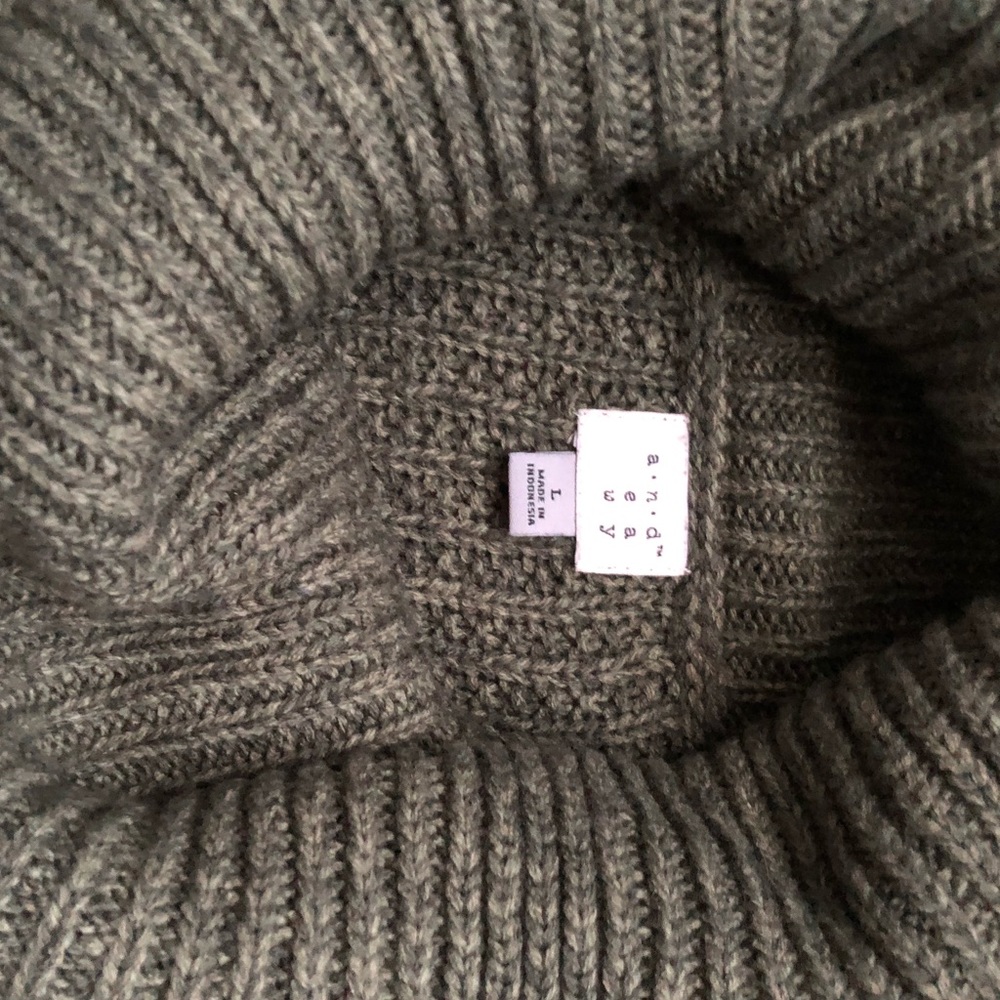 Forest Green Tunic Sweater ✨ - Picture 5 of 5